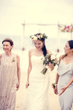 Plajda neşeli gelin