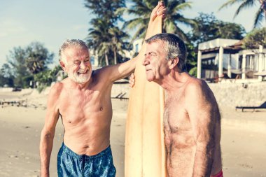 Güzel bir plaj, sörfçü