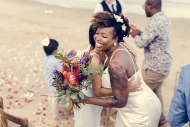 Afrikalı gelin arkadaşı sarılma