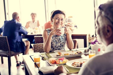 Üst düzey insanların kahvaltı keyfi