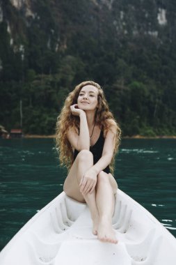 Kadın bir gölde Kano üzerinde rahatlatıcı