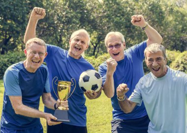 Olgun futbol oyuncuları Kupası'nı kazanan takım