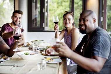 Bir restoranda kutlama arkadaş grubu