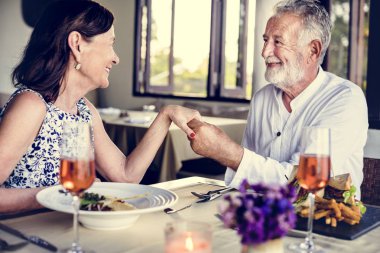 Olgun erkek bir kadınla evlenme teklif