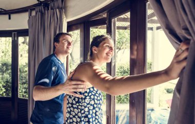 Bir otel odasına kontrol çift