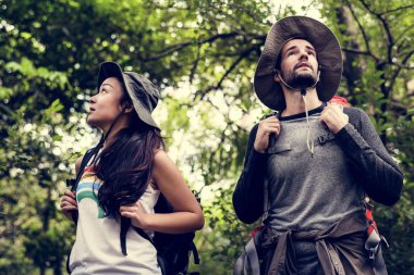 arkadaşlar bir ormanda yürüyüş