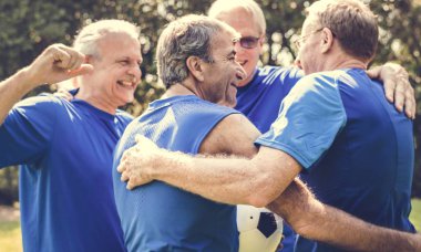 Takım kutluyor olgun futbol oyuncuları 