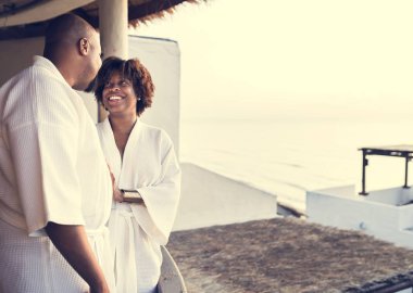 Afrika kökenli Amerikalı iki bornoz Hotel'in içinde