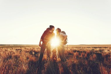 Vahşi doğada birlikte yürüyüş yapan bir çift.