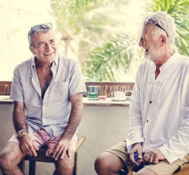 Olgun arkadaşlarım bir otelde kalıyor