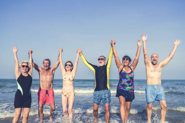 Yaşlılar enoying zaman sahilde