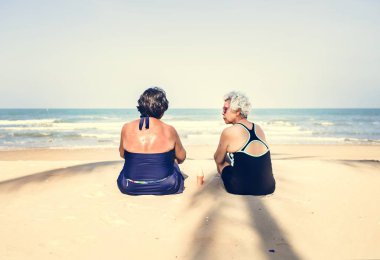 Üst düzey arkadaş sahilde soğutma