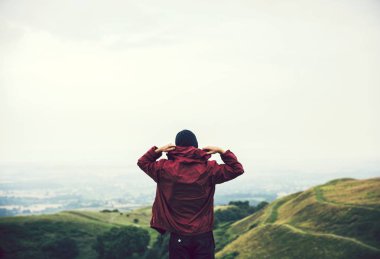 Tepelerin yürüyen adam