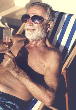 Şezlong üzerinde şarap içme ve tüyler ürpertici komuta sizde