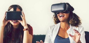 Sanal gerçeklik gözlükleri ile karşılaşan kadınlar