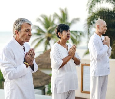 Grup pratik yoga havuzun yanında yaşlılar
