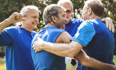 Takım kutluyor olgun futbol oyuncuları 