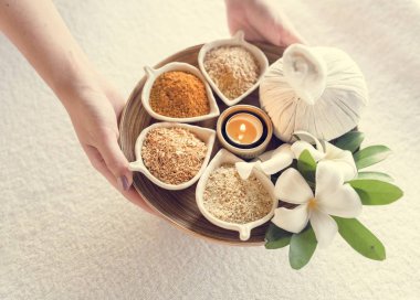 Masaj otlar kadının elinde 