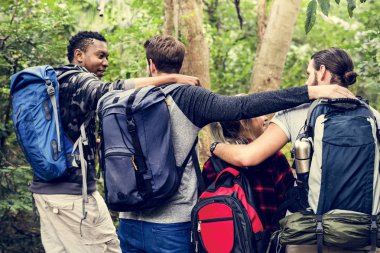 arkadaşlar bir ormanda yürüyüş