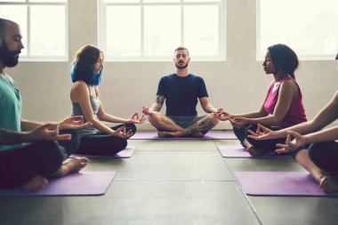 Yoga yapan bir grup insan.