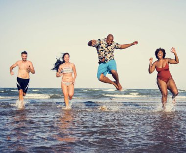 plajda eğlenmek arkadaşlar