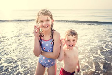 cerca del tablero de madera de cocina con carne seca picada, perejil, tomate y queso. es conveniente como un fondo para el menú, flayer, prescripción y publicidad