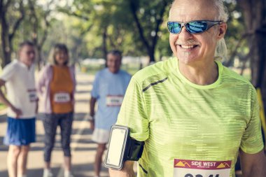 Fitness izci ve güneş gözlüklü gri saçlı adam
