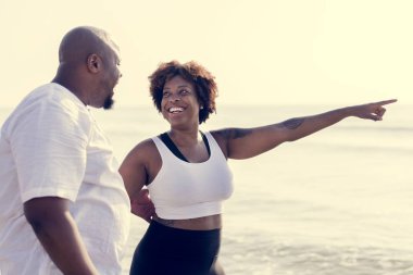 Afrika kökenli Amerikalı çift sahilde çalışma dışarı