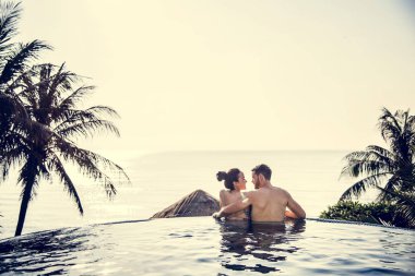 Yüzme havuzunda rahatlatıcı Çift