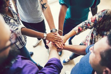 Grup arkadaşıyla birlikte bir ekip olarak el istifleme