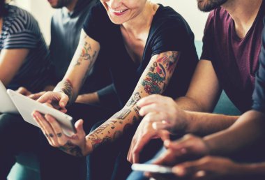 Dijital tablet kullanan kişiler