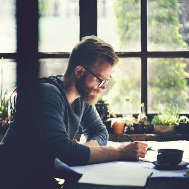 Sakallı adam bir plan üzerinde çalışıyor