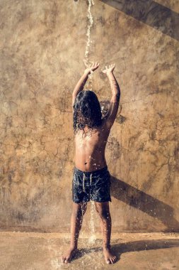 Afrikalı çocuk açık duş duş