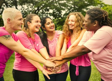 Göğüs cacer duyarlılığı için kavga eden kadınlar