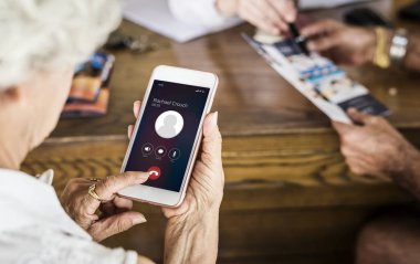 Telefonunu kullanarak kadın kıdemli