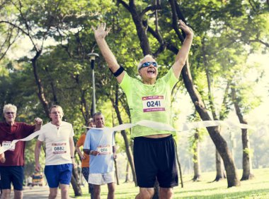 Satır, yarış kazanan adam bitirmek için üst düzey sporcular Parkı'nda çalışan 