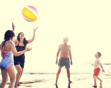 Birlikte sahilde oynarken aile