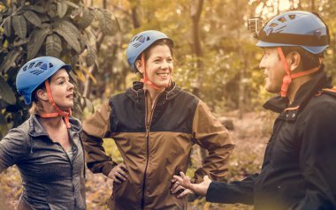 Farklı arkadaş birlikte ormanda yürüyüş