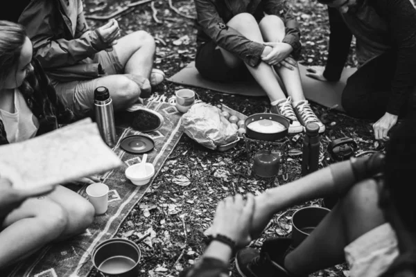 Personer Camping Skogen — Stockfoto