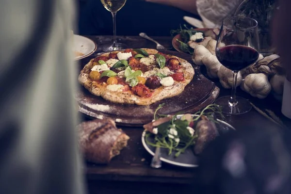 Hemmagjord Pizza Till Middag Med Rött Vin — Stockfoto