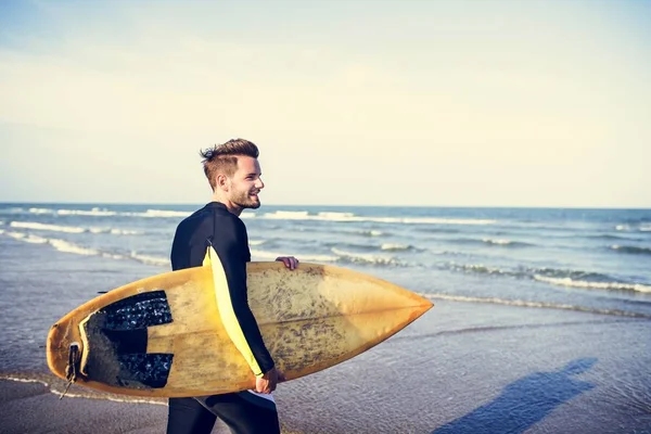 Homem Com Uma Prancha Surf — Fotografia de Stock