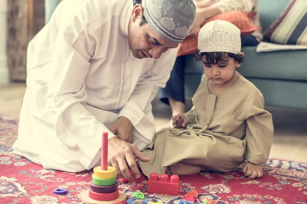 Pai Muçulmano Brincando Com Pequeno Filho Casa — Fotografia de Stock