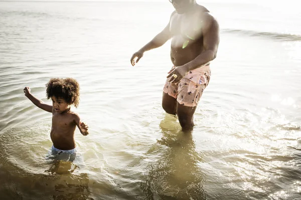 Padre Figlio Giocare Insieme Spiaggia — Foto Stock