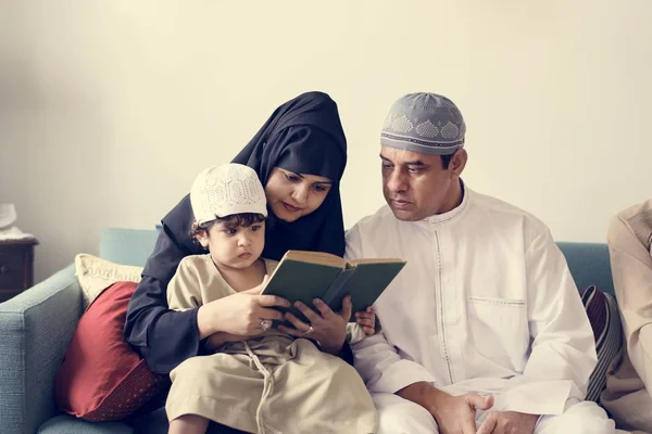 Мусульманская Семья Читает Курана — стоковое фото