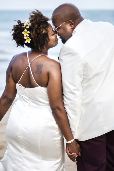 African American Para Ślub Plaży Całowanie — Zdjęcie stockowe
