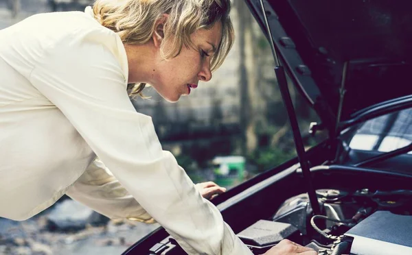 Blond Kvinna Fastställande Hennes Bil — Stockfoto