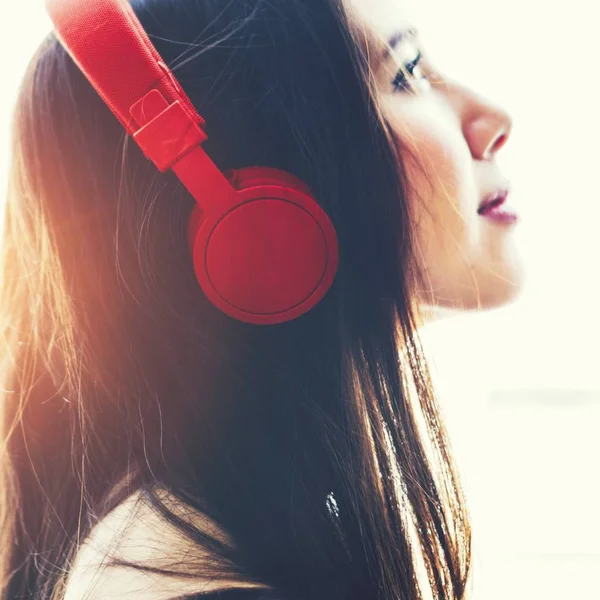 Chica Usando Auriculares Escuchando Música — Foto de Stock