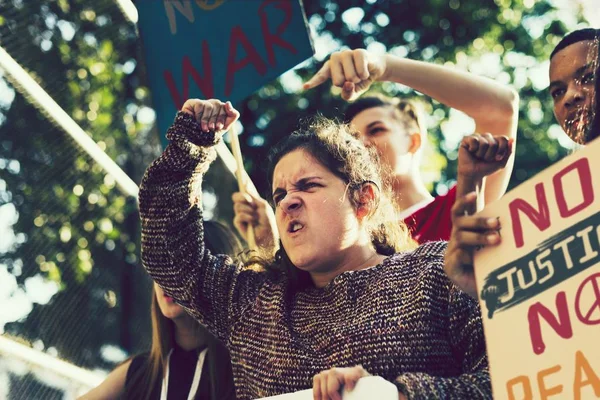 Fechar Menina Adolescente Irritado Protestando Contra Guerra — Fotografia de Stock