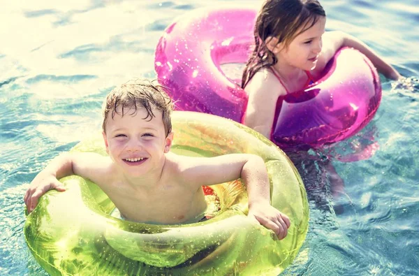 Frère Sœur Joyeux Nageant Dans Piscine — Photo