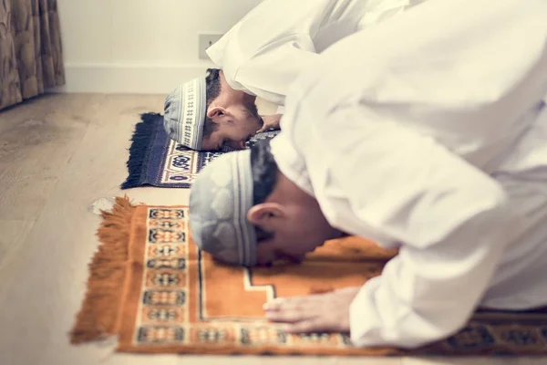 穆斯林男子以苏朱德的姿态祈祷 — 图库照片